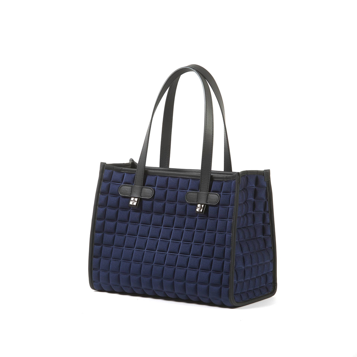 Una borsa da donna modello shopping della collezione BPrime Bags, realizzata con il tessuto riciclato termoformato 3D Cube, con chiusura a zip e tracolla in pelle regolabile e rimovibile.