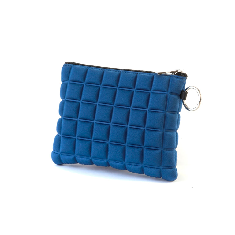 una mini borsetta da donna della collezione BPrime Bags, realizzata con il tessuto riciclato termoformato 3D Cube e chiusura a zip.