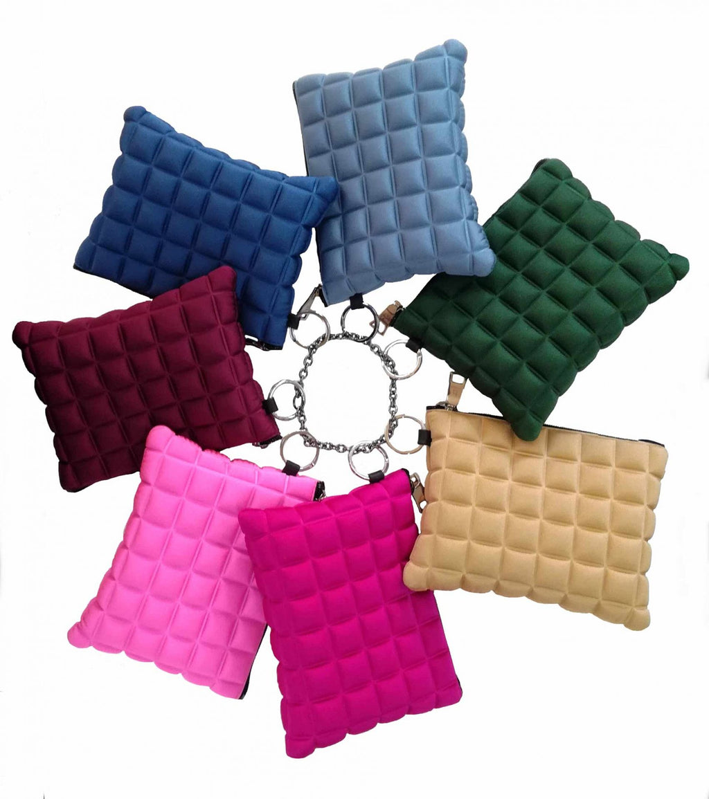 una mini borsetta da donna della collezione BPrime Bags, realizzata con il tessuto riciclato termoformato 3D Cube e chiusura a zip.