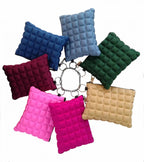 una mini borsetta da donna della collezione BPrime Bags, realizzata con il tessuto riciclato termoformato 3D Cube e chiusura a zip.