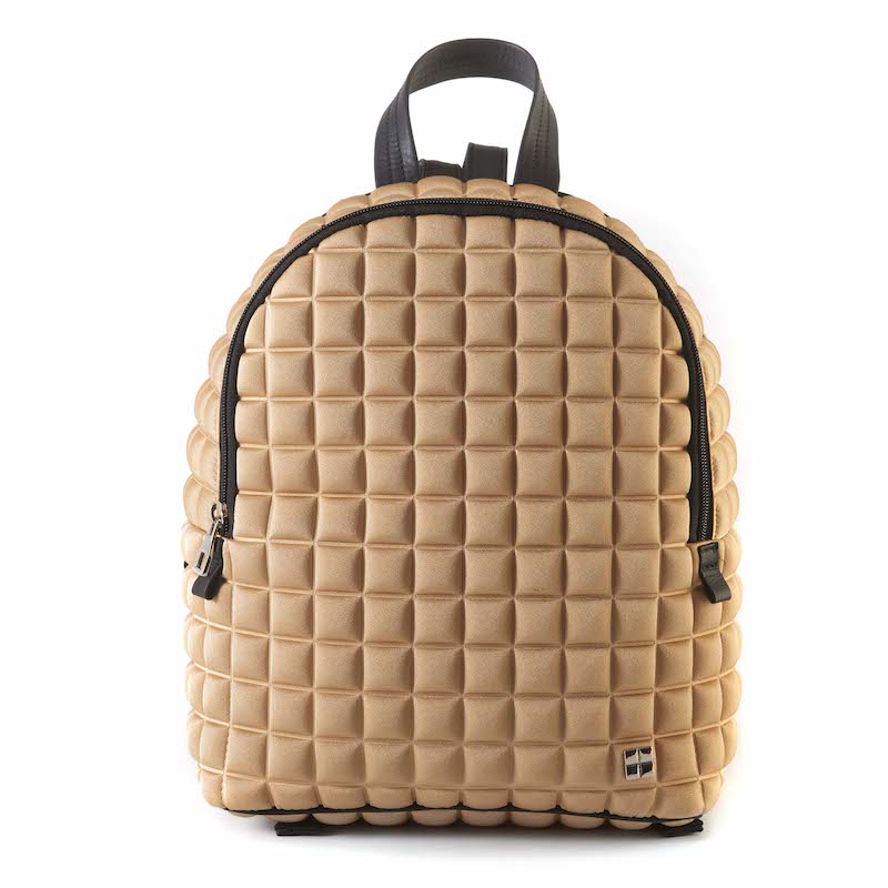 uno zaino da donna della collezione BPrime Bags, realizzatao con il tessuto riciclato termoformato 3D Cube, con doppia chiusura a zip, manico e spallacci in pelle pregiata.