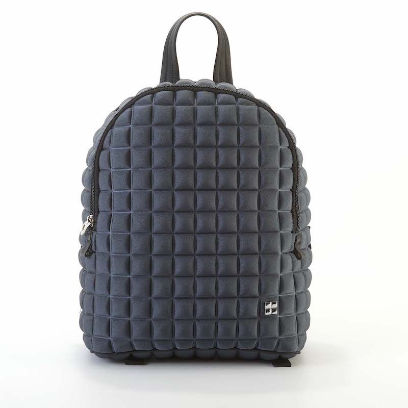 uno zaino da donna della collezione BPrime Bags, realizzatao con il tessuto riciclato termoformato 3D Cube, con doppia chiusura a zip, manico e spallacci in pelle pregiata.