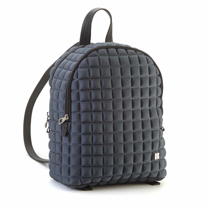 uno zaino da donna della collezione BPrime Bags, realizzatao con il tessuto riciclato termoformato 3D Cube, con doppia chiusura a zip, manico e spallacci in pelle pregiata.