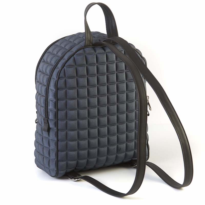 uno zaino da donna della collezione BPrime Bags, realizzatao con il tessuto riciclato termoformato 3D Cube, con doppia chiusura a zip, manico e spallacci in pelle pregiata.