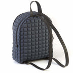 uno zaino da donna della collezione BPrime Bags, realizzatao con il tessuto riciclato termoformato 3D Cube, con doppia chiusura a zip, manico e spallacci in pelle pregiata.