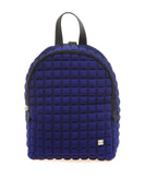 uno zaino da donna della collezione BPrime Bags, realizzatao con il tessuto riciclato termoformato 3D Cube, con doppia chiusura a zip, manico e spallacci in pelle pregiata.