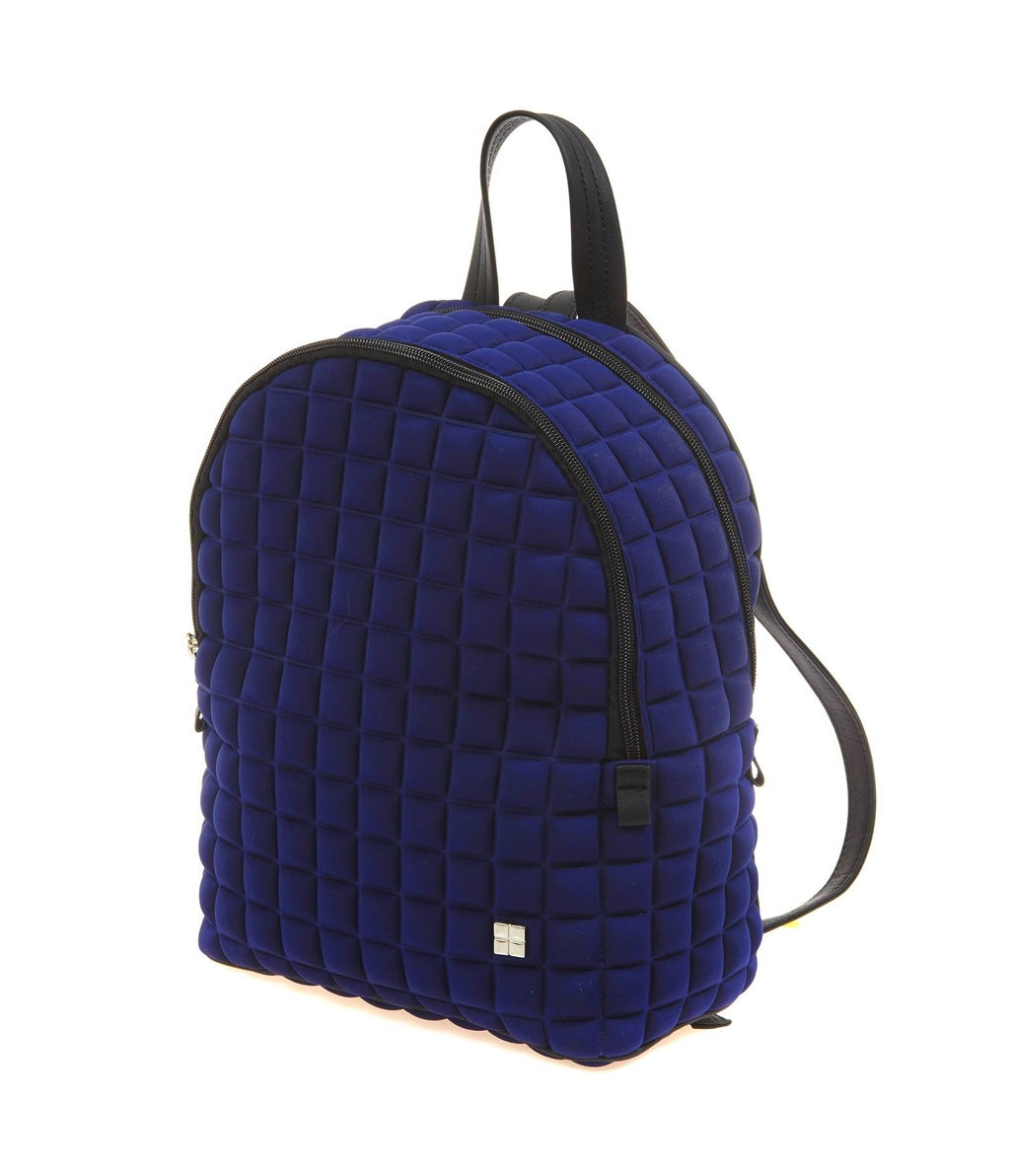 uno zaino da donna della collezione BPrime Bags, realizzatao con il tessuto riciclato termoformato 3D Cube, con doppia chiusura a zip, manico e spallacci in pelle pregiata.
