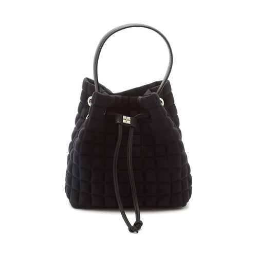 Una borsa a mano da donna modello secchiello della collezione BPrime Bags, in tessuto termoformato 3D Cube, con chiusura con lacci, manico e tracolla rimovibile in pelle.