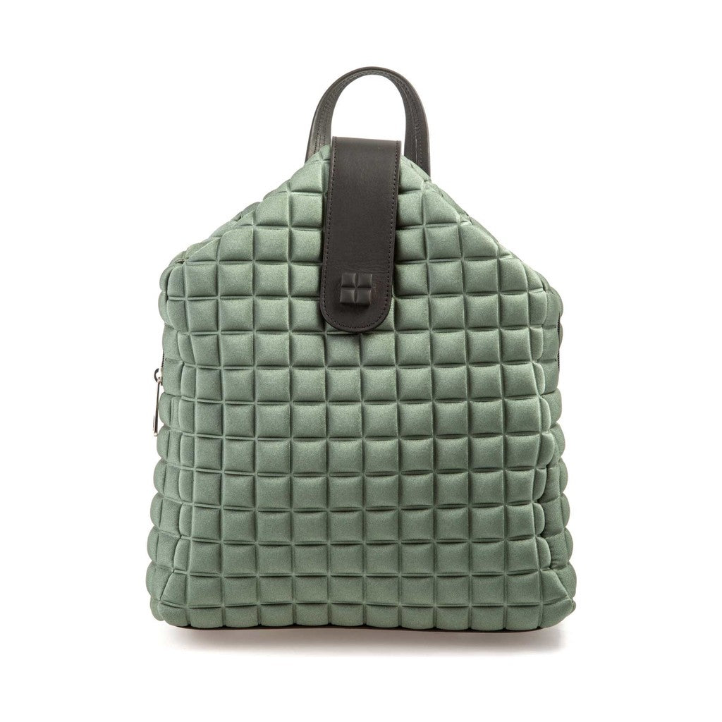 uno zaino da donna della collezione BPrime Bags, realizzato in tessuto riciclato termoformato 3D Cube, con ampia chiusura a zip nella parte superiore, una chiusura magnetica a clip in pelle con il logo BPrime, una comoda maniglia in pelle e tracolle regolabili con fibbie, dello stesso materiale, per indossarlo sulle spalle.