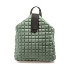 uno zaino da donna della collezione BPrime Bags, realizzato in tessuto riciclato termoformato 3D Cube, con ampia chiusura a zip nella parte superiore, una chiusura magnetica a clip in pelle con il logo BPrime, una comoda maniglia in pelle e tracolle regolabili con fibbie, dello stesso materiale, per indossarlo sulle spalle.