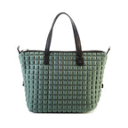 una borsa da donna modello shopping della collezione BPrime Bags, realizzata con il tessuto riciclato termoformato 3D Cube, chiusura a zip e manici in pelle.